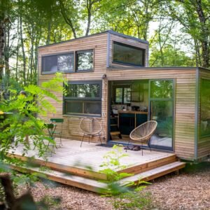 Tyni house avec une terrasse, au milieu de la végétation